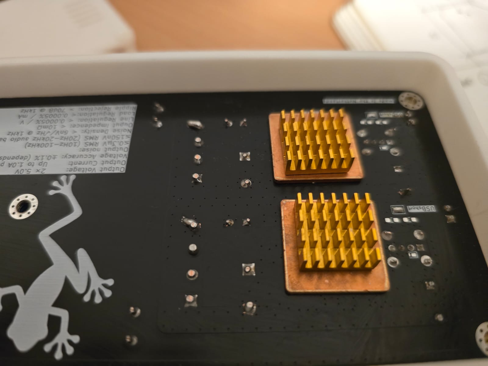 Low-noise power supply internal wiring